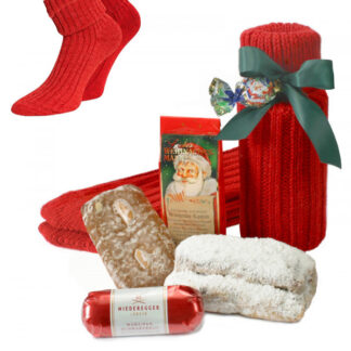 Rotes Wollsocken Paar mit weihnachtlicher...